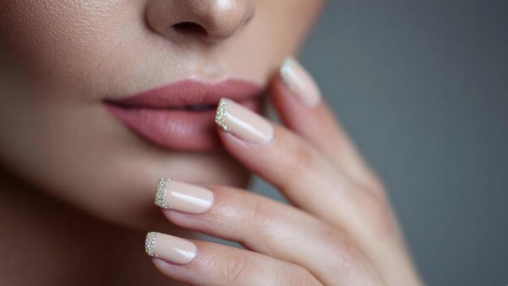 pink nails perfectly done with beads, find the perfect nail glue for press-ons