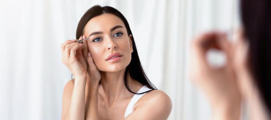 white girl preparing thick eyebrows 