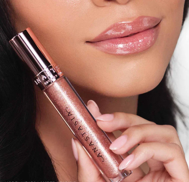 ABH_2024_Holiday-Kit_STD_Sparkle-Gloss-Duo_05_OnModel